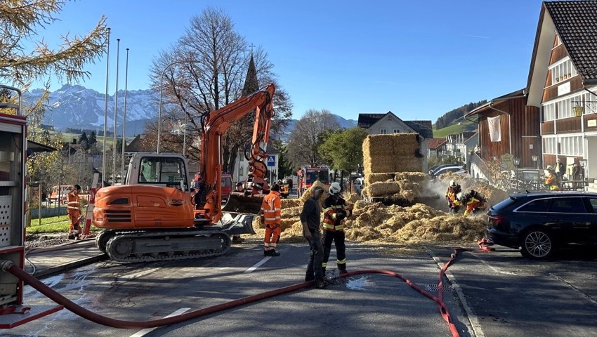 Nach der Fahrt über den Stoss sind Strohballen in Brand geraten Nach der Fahrt über den Stoss sind Strohballen in Brand geraten
