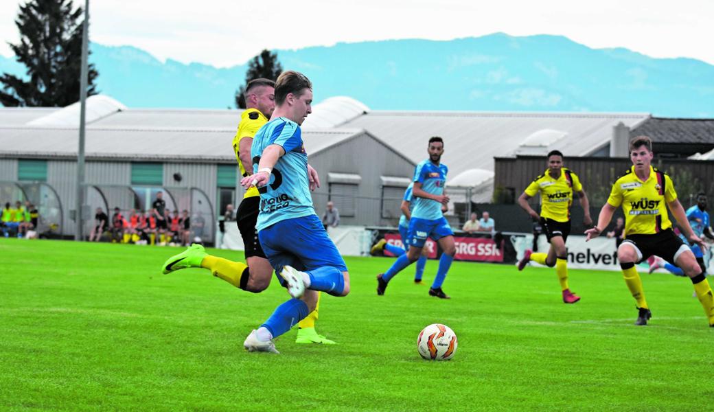 Mit dieser Flanke leitet Bassecourts Nathan Garcia die Führung für die Oberklassigen ein. Damian Moser (und vorher Jan Liechti) können den 19-jährigen Ex-Spanien-Legionär nicht stoppen. Im Rücken von Simon Eugster und Carlo Göldi (hinten von rechts) kommen die jurassischen Stürmer vors Tor. Mit dieser Flanke leitet Bassecourts Nathan Garcia die Führung für die Oberklassigen ein. Damian Moser (und vorher Jan Liechti) können den 19-jährigen Ex-Spanien-Legionär nicht stoppen. Im Rücken von Simon Eugster und Carlo Göldi (hinten von rechts) kommen die jurassischen Stürmer vors Tor.