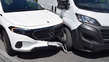 Lieferwagen streift Auto - der Blechschaden beträgt mehrere tausend Franken
