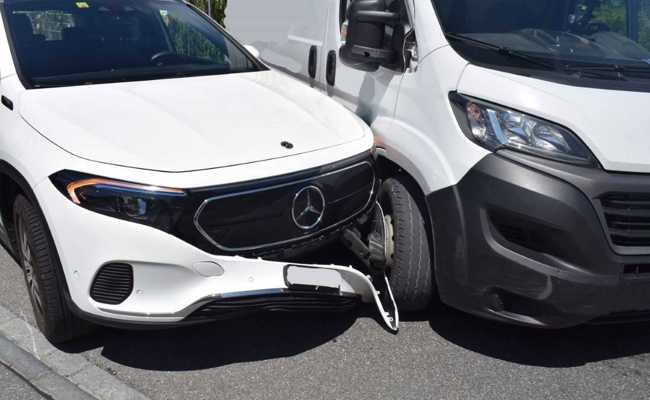 Lieferwagen streift Auto - der Blechschaden beträgt mehrere tausend Franken