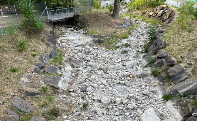 Staubtrocken: Selbst Bäche wie der Kesselbach führen kein Wasser mehr