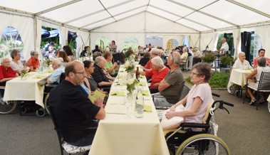 Ein fröhliches Fest bei sommerlichen Temperaturen