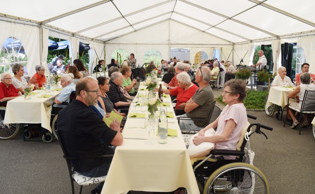 Ein fröhliches Fest bei sommerlichen Temperaturen
