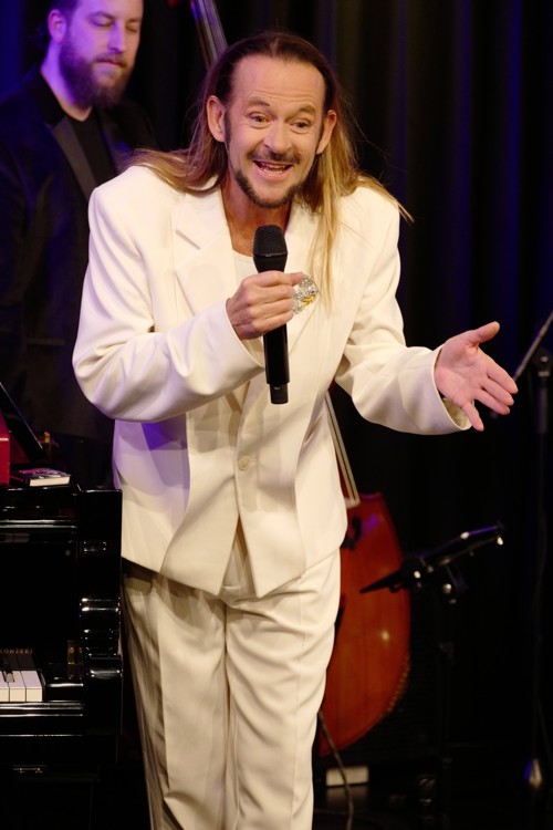 Mit Michael von der Heide stand ein begnadeter Unterhalter auf der Diogenes-Bühne