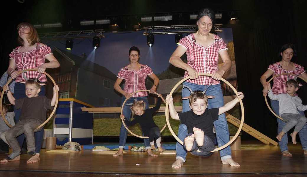 Die kleinsten Turnerinnen und Turner des STV Marbach zogen als süsse Geissen auf die Alp von Sepp und Rosi.
