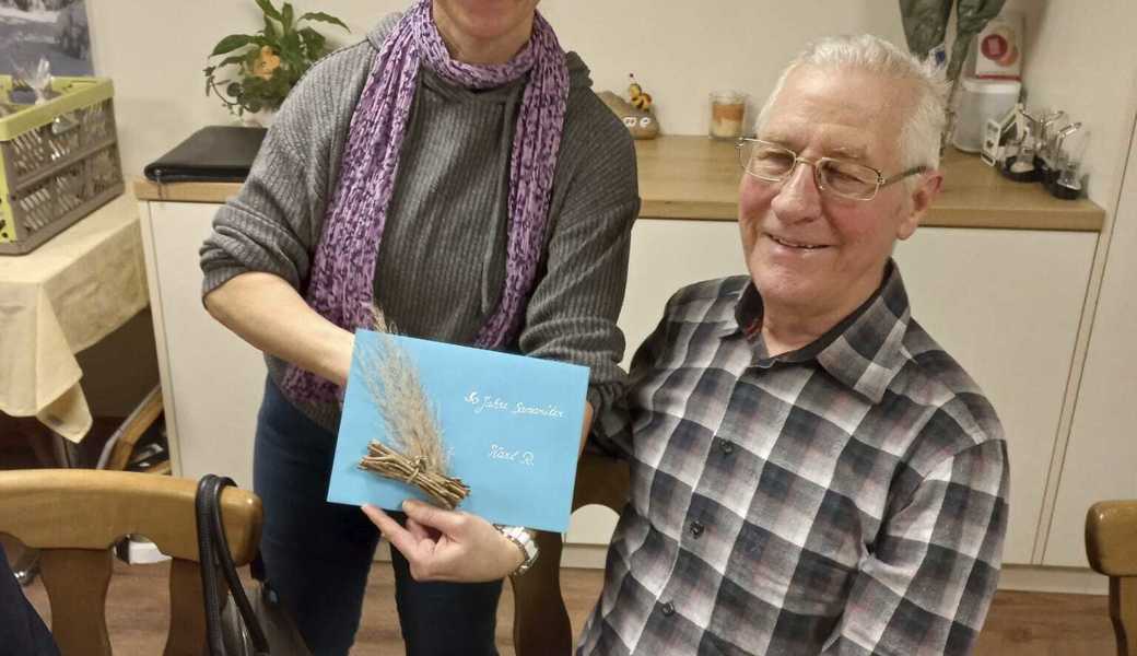 Bianca Züst gratuliert Karl Ruppanner zum Jubiläum.