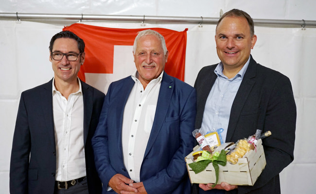 Handörgeli, Pointen und «Ghackets mit Hörnli»: So feiern die SVP-Freunde Walter Freund