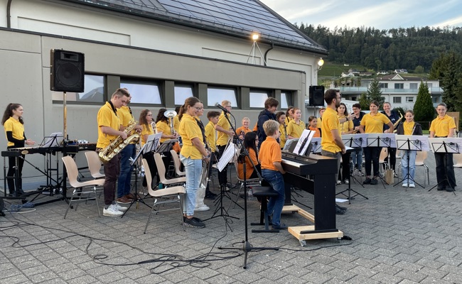 Musikalischer Sommerabend: Erfolgreiches Konzert trotz unsicherer Wetterlage