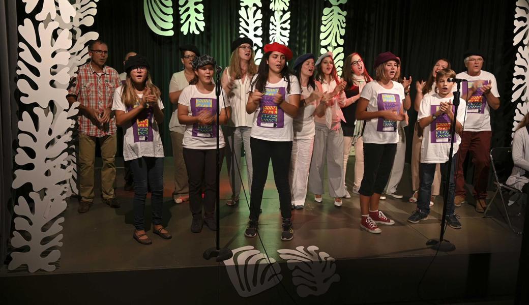 Der Diogenes-Chor singt Lieder aus Frankreich. Hier grad eines auf Okzitanisch. Wer reinhören will, kann das Foto mit der Handy-App Xtend scannen.