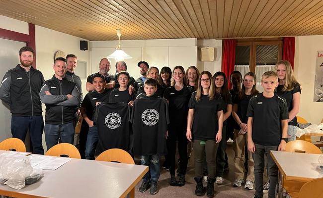 Neue Vereinskleidung für den Kickbox-Karateclub