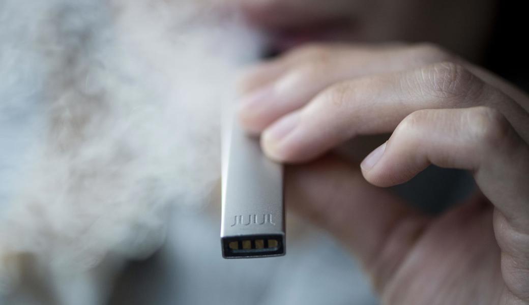 E-Zigaretten sollen hinsichtlich Verkaufsbeschränkungen, Passivrauchschutz und Werbung gleich behandelt werden wie herkömmliche Raucherwaren, fordert Meinrad Gschwend.