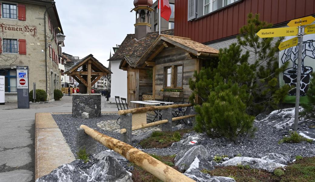 Ein Garten für Wanderferien vor der Haustür: Auf dem Frauenhofplatz wurde eine Berglandschaft aufgebaut, samt Alphüttli, Ziehbrunnen und Wanderweg zum Gipfelkreuz.