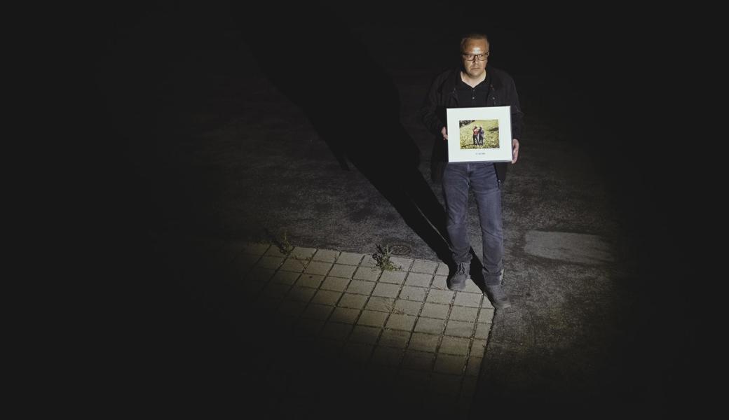 Thomas Benz mit einem Bild der ermordeten Goldacherinnen Karin Gattiker und Brigitte Meier, das zwei Tage vor ihrem Verschwinden aufgenommen wurde.