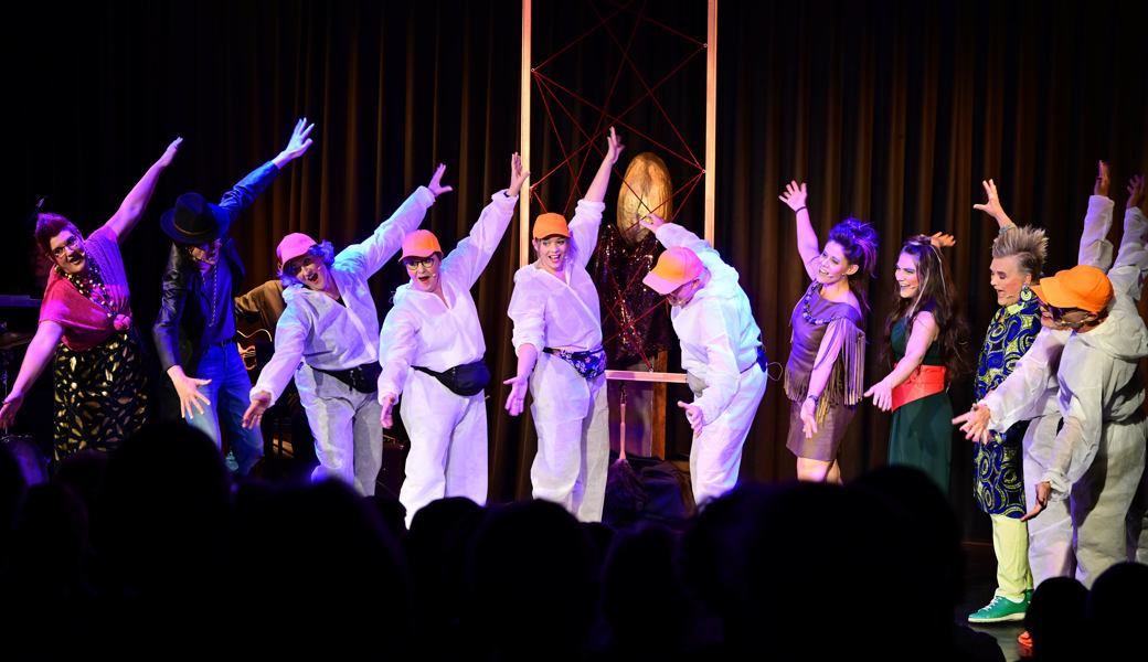 Im Diogenes sind die Hühner los: Premiere von «Kosmos Hühnerstall»