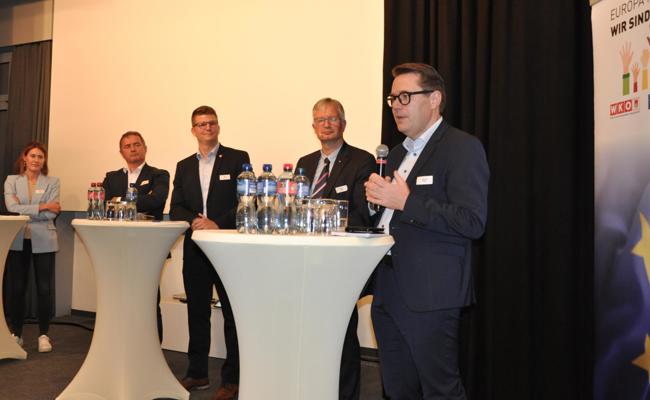 Grosses Podium sucht Wege aus dem Stillstand