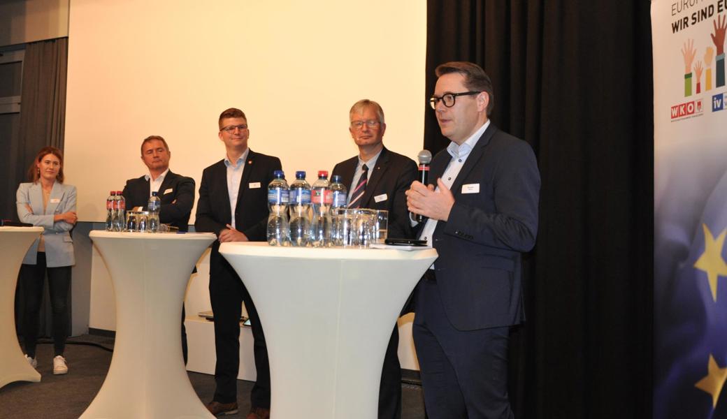 Es diskutierten Claudia Gamon (EU-Abgeordnete, Neos), Norbert Sieber (Nationalrat, ÖVP, Vors. Parl. Gruppe Österreich-Schweiz), Mike Egger (Nationalrat SVP), Roland Müller (Direktor Schweizerischer AGV) und Benedikt Würth (Ständerat Die Mitte) .