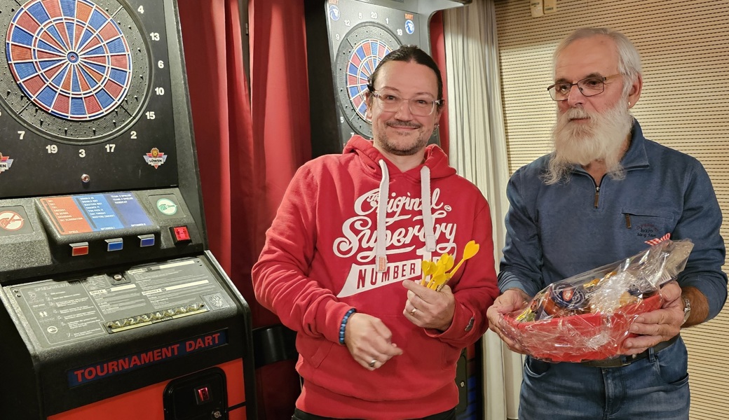 SVP- Dartmeister Simon Kuster mit SVP- OP- Präsident Peter Kuster 