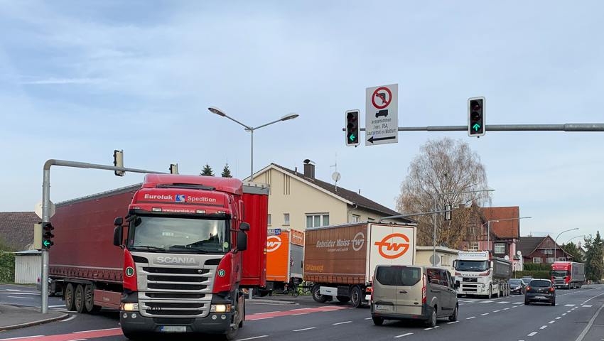 Einmündung der Strasse vom Grenzübergang in die Reichsstrasse in Lustenau: Durchschnittlich 14'500 Fahrzeuge, davon über 1000 Lastwagen fahren täglich über die Grenzebrücke. Einmündung der Strasse vom Grenzübergang in die Reichsstrasse in Lustenau: Durchschnittlich 14'500 Fahrzeuge, davon über 1000 Lastwagen fahren täglich über die Grenzebrücke.