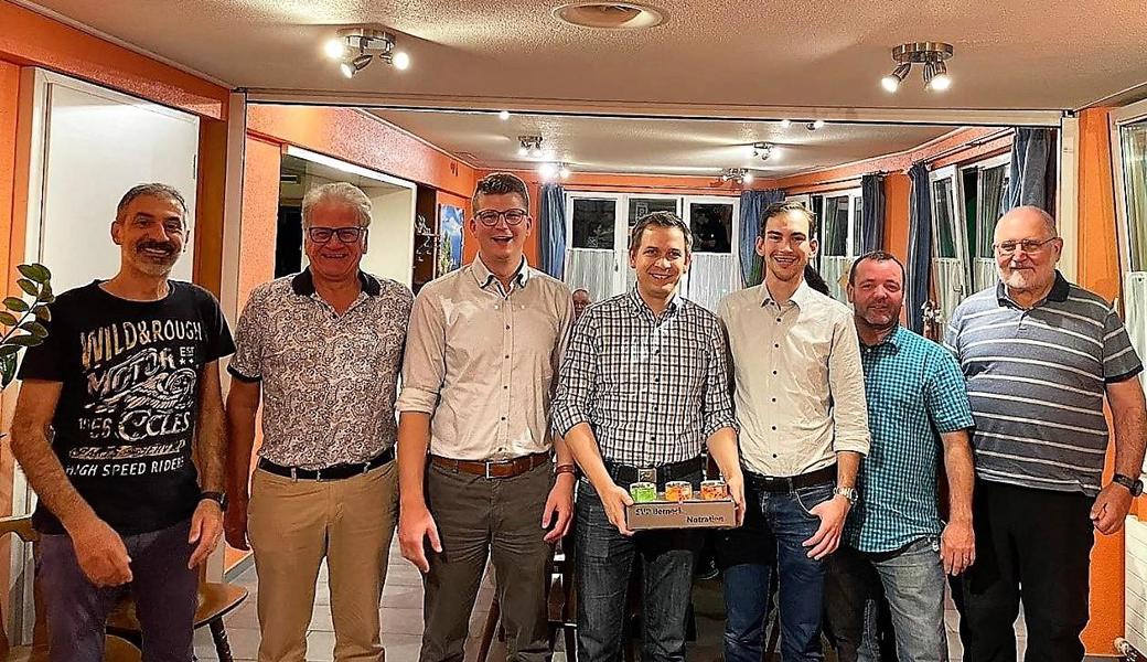 Der Vorstand der SVP Berneck mit dem neuen Präsidenten Pascal Zeller (3. v. r.), seinem Vorgänger Marcel Adolf (Mitte) und Nationalrat Mike Egger (3. v. l.). 