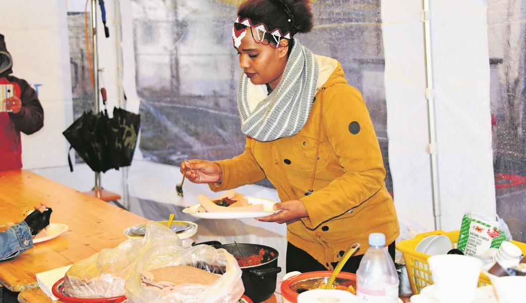 Eine Bewohnerin des Asylheims servierte mit zwei Kollegen Injera.