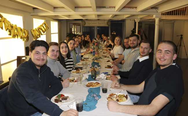 Zuerst verzichten, dann feiern: So verbringen Junge den Ramadan