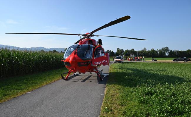 Rega fliegt Motorradfahrer nach Unfall ins Spital