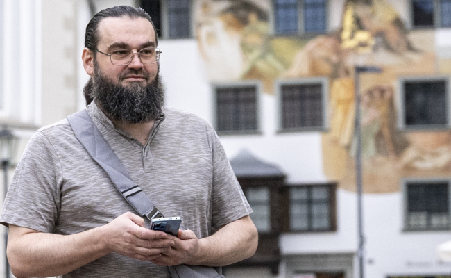 «Seine Religion spricht dagegen, aber er hat sich gefügt»: Strenggläubiger Moslem zeigt sich nachgiebig