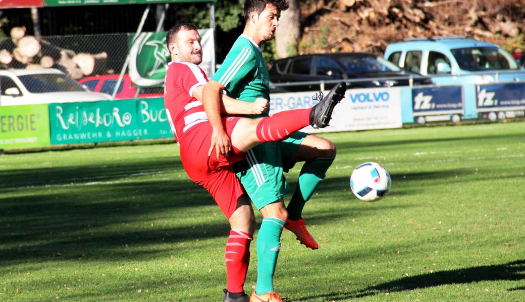 Montlingens Murat Demirtas (links) kann Buchs-Stürmer Kevin Rohrer nicht vom Ball trennen.