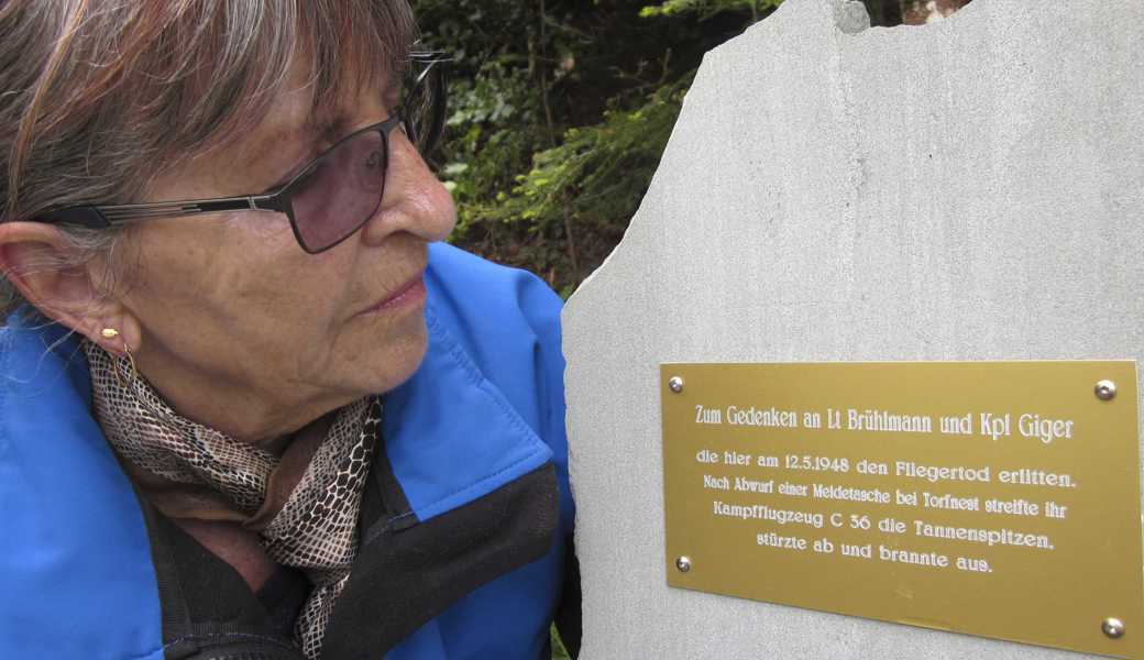 Beim Oberegger Altersheim Torfnest erinnert ein schlichter Gedenkstein an die beiden 1948 tödlich verunglückten Militärpiloten. 