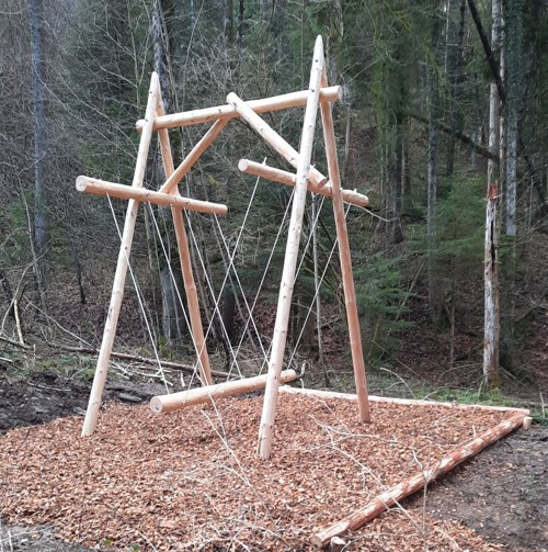 Die Holzschaukel ist eine von mehreren Spielmöglichkeiten am Weg. Die Holzschaukel ist eine von mehreren Spielmöglichkeiten am Weg.