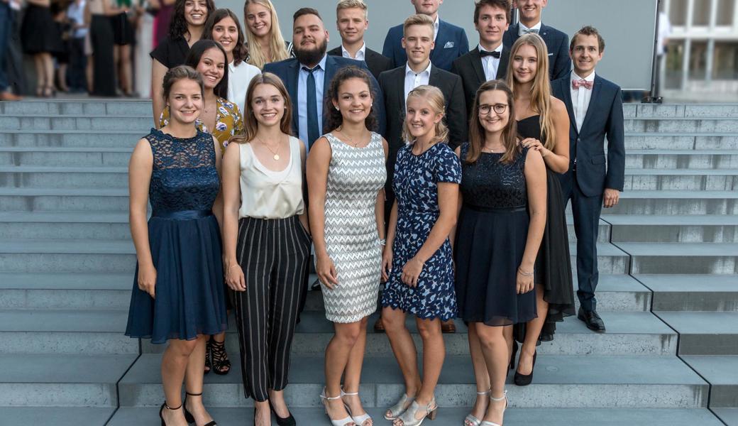Klasse 4We (jeweils von links): Untere Reihe: Eva Tüscher, Lauren Amor, Sarina Oehy, Céline Besserer, Lorena Hutter. Zweite Reihe: Tiara Wibawa, Zoë Böhme. Dritte Reihe: Nadia Oehler, Kevin Marinkovic, Sandro Held, Nils Benz, Klassenlehrer Cornel Spinell. Vierte Reihe: Hana Çeku, Aimée Kaufmann, Ramon Held, Valentin Steinhauser, Bryce Sieber.