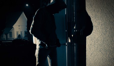 In ein Mehrfamilienhaus eingebrochen und Kleider gestohlen