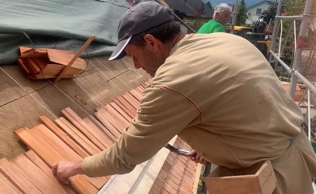 Video: «Raum der Stille» bekommt ein Schindeldach