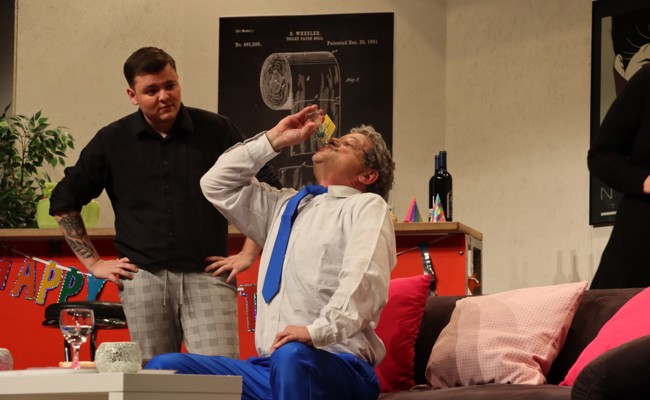 Einen Schluck Humor mit dem Dorftheater Staad geniessen