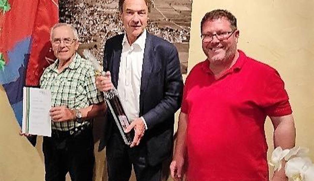 Die Geehrten Hanspeter Reifler und Hannes Brunner mit Präsident Urs Graber (v. l.)