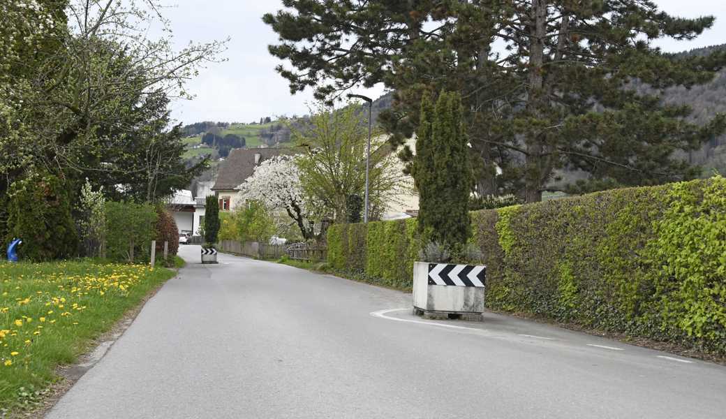 Auf dem Stück der Kloterenstrasse in Berneck werden die Verengungen erneuert und die Pflanztröge durch Poller ersetzt.