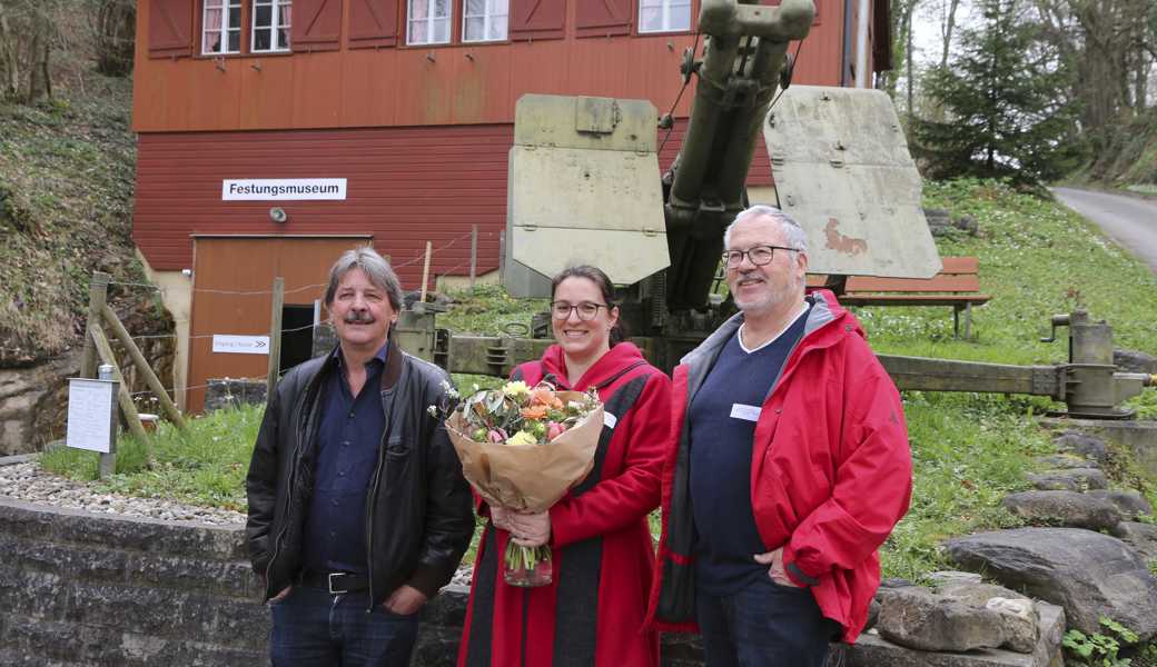 Paul Rechsteiner (von links), alt Ständerat und Präsident des Stiftungsrates der Paul Grüninger Stiftung, Künstlerin Anja Hangartner und Dieter Roduner, Enkel von Paul Grüninger vor dem Festungsmuseum Heldsberg. 