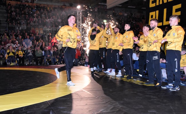 Mit dem Einmarsch der Gladiatoren beginnt der Final zwischen Kriessern und den RC Willisau Lions