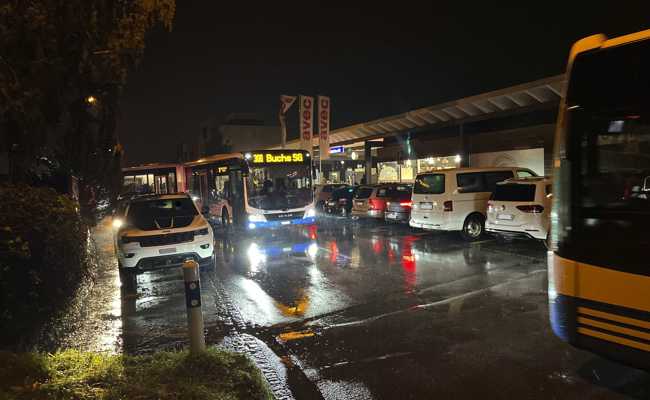 Autos, Busse und Fussgänger: Schwierige Verkehrssituation am Bahnhof