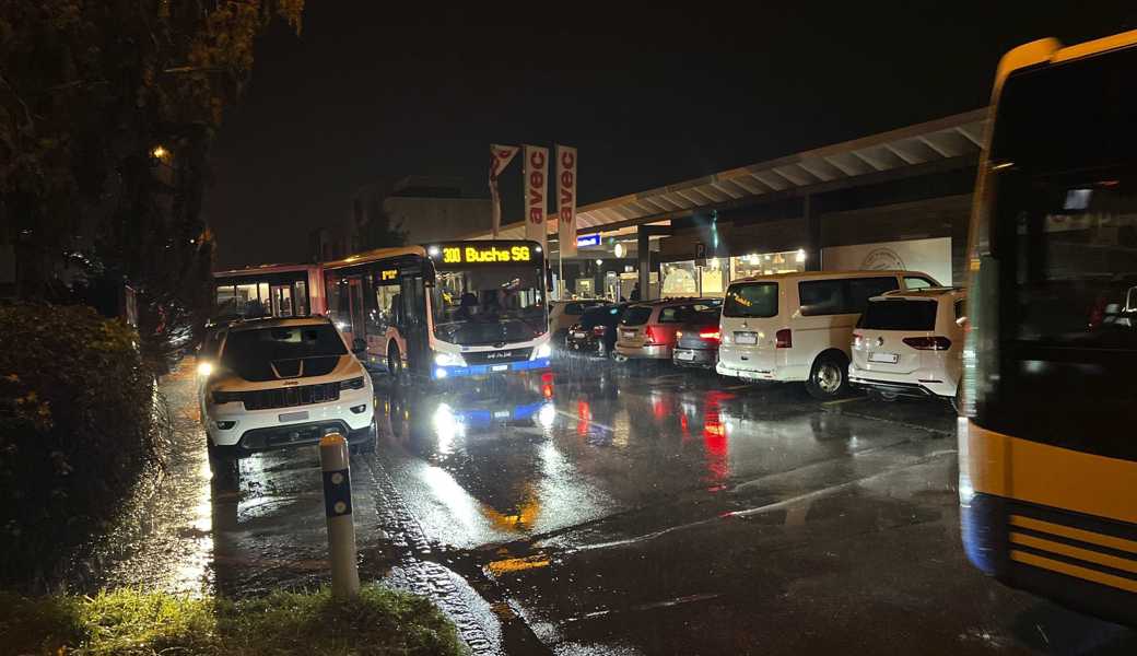 Im Dunkeln, speziell bei Regen oder Schneefall, kann das Verlassen der Parkplätze beim Altstätter Bahnhof herausfordernd sein. 