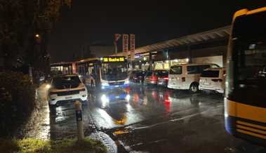 Autos, Busse und Fussgänger: Schwierige Verkehrssituation am Bahnhof