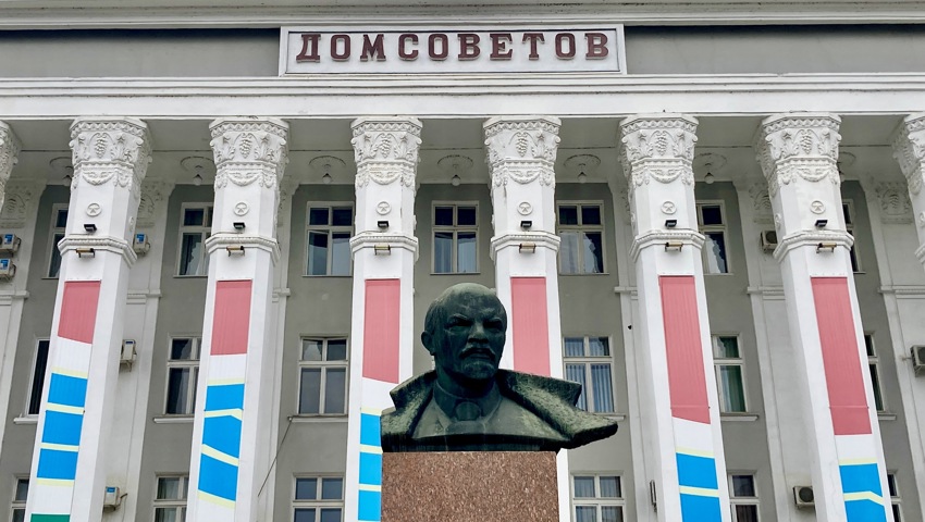 So sieht es in Tiraspols Stadtzentrum aus – prägend ist die Lenin-Statue vor dem Rathaus.