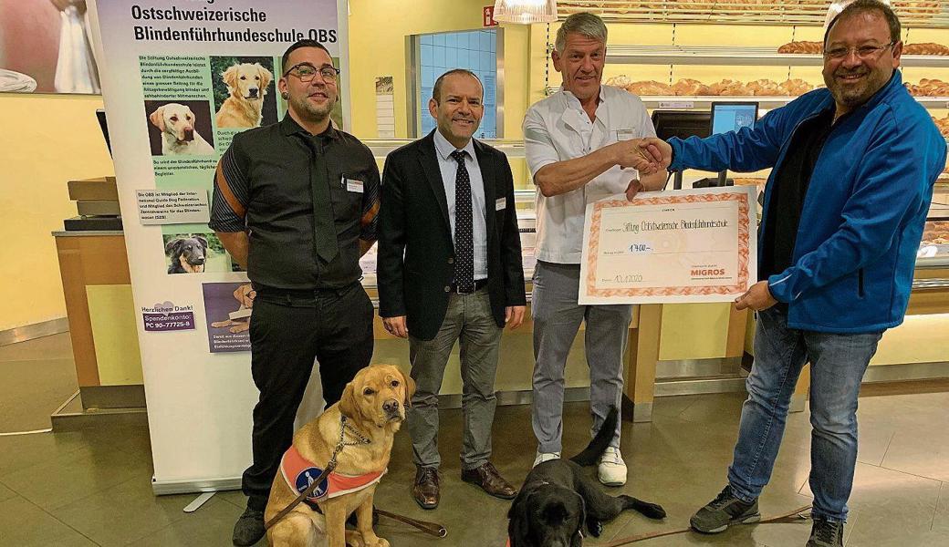 Von links: Sandro Ganna (Leiter Migros-Restaurant), Antonio Serra (Marktleiter), Guido Loher (Leiter Hausbäckerei) und Jorge Moreno (Leiter Stiftung Ostschweizerische Blindenführerhundeschule). 