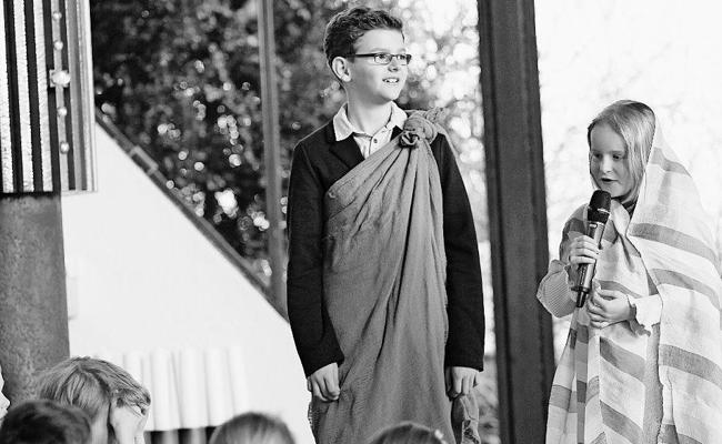 Kinder werden ins Abendmahl eingeführt