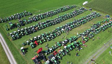 Grüne Deutz Traktoren soweit das Auge reicht