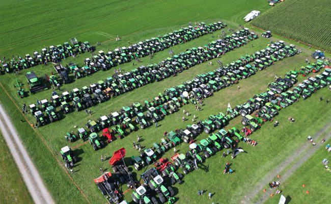 Grüne Deutz Traktoren soweit das Auge reicht