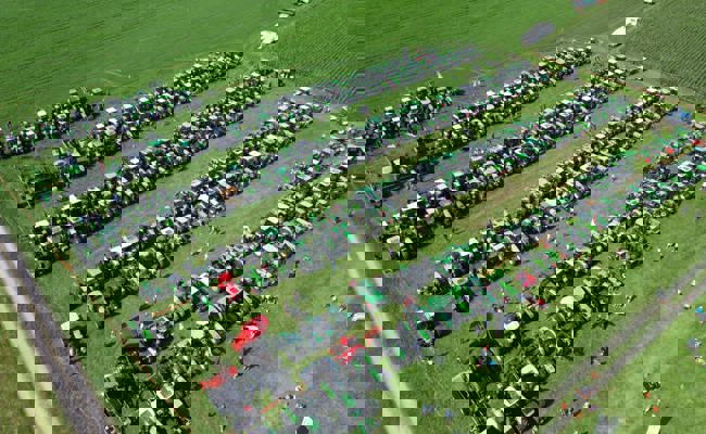 Grüne Deutz Traktoren soweit das Auge reicht
