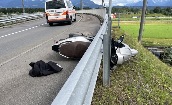 17-jährige Rollerfahrerin gerät auf Randstein und verletzt sich beim Sturz