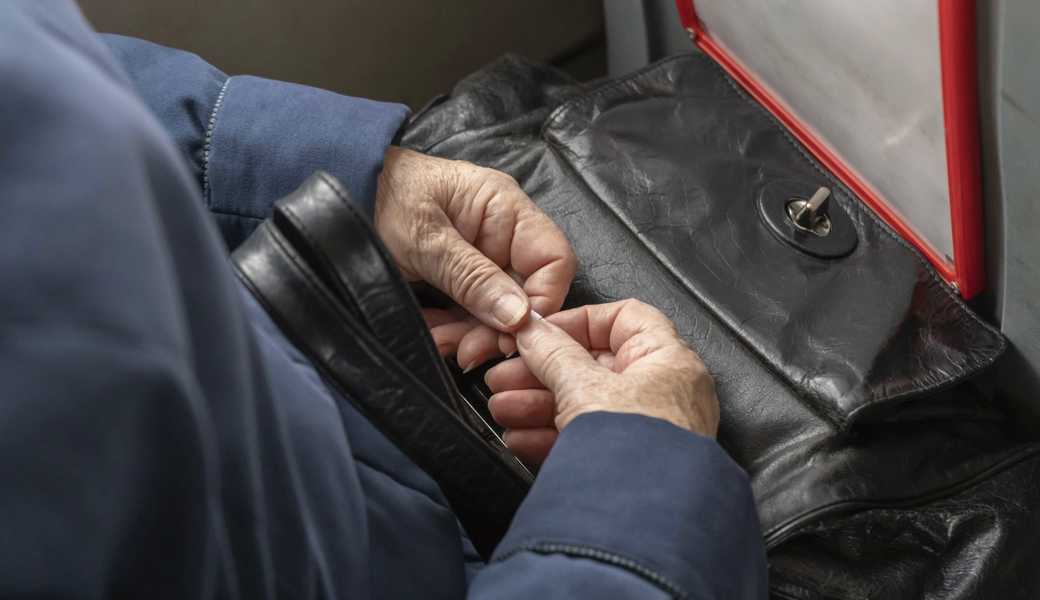 Ein alte Dame ist mit dem Bus unterwegs zu ihren Enkeln, ohne ein Billett vorweisen zu können. 