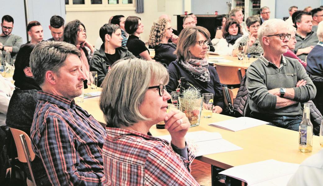 Zahlreich erschienen die Rheinecker, um sich vor der Bürgerversammlung einen Eindruck von den aktuellen Geschäften zu verschaffen.